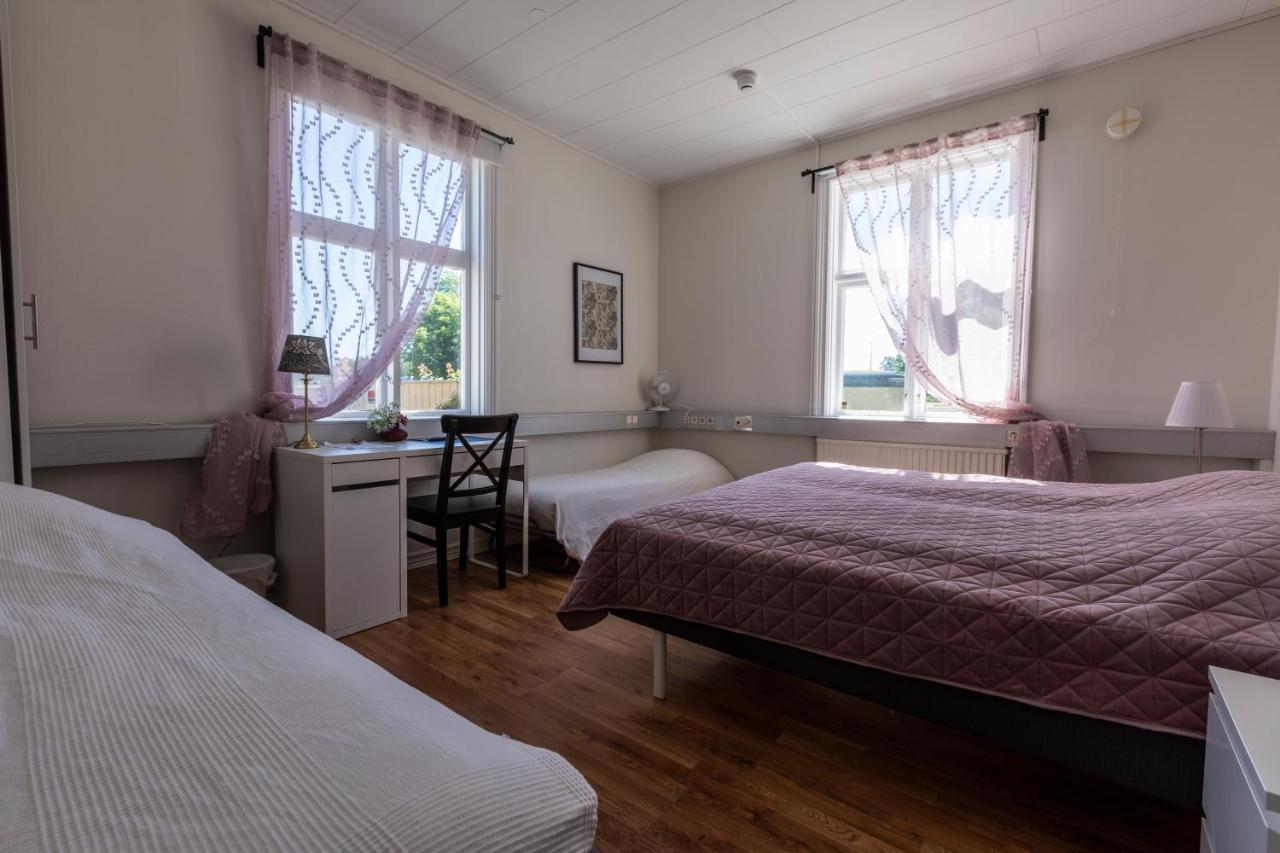 Jaernvaegshotellet B&B Skara Ngoại thất bức ảnh